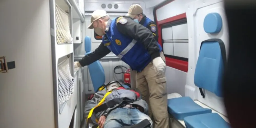 Imagem ilustrativa da imagem Homem embriagado bate em poste e perde dentadura em PG