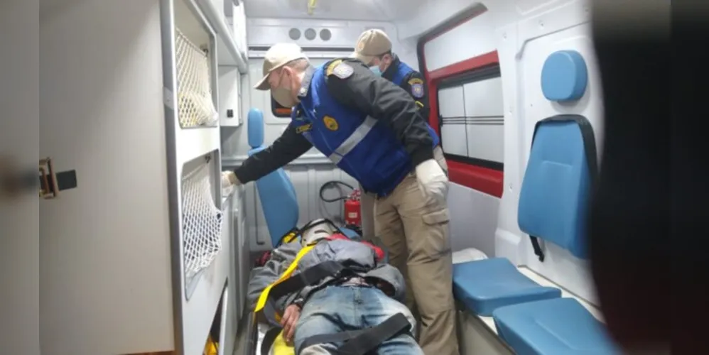 Imagem ilustrativa da imagem Homem embriagado bate em poste e perde dentadura em PG