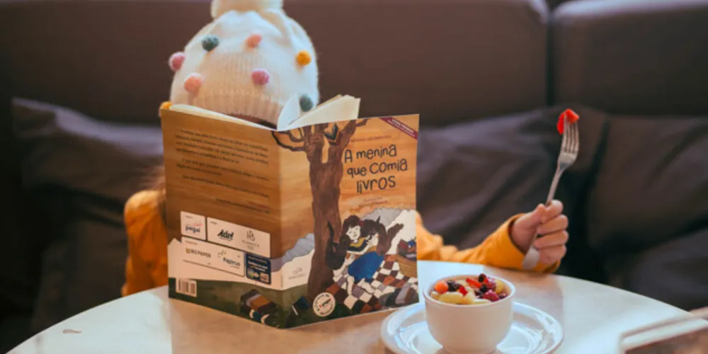 Livro 'A menina que comia livros' é da escritora Regina Drummond (sobrinha de Carlos Drummond de Andrade, que atualmente mora na Alemanha) e tem ilustrações de Taciana Ottowicz