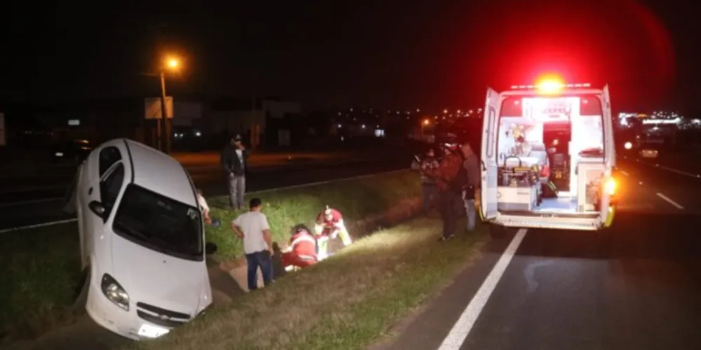 Veículo acabou parando em uma canaleta da via.