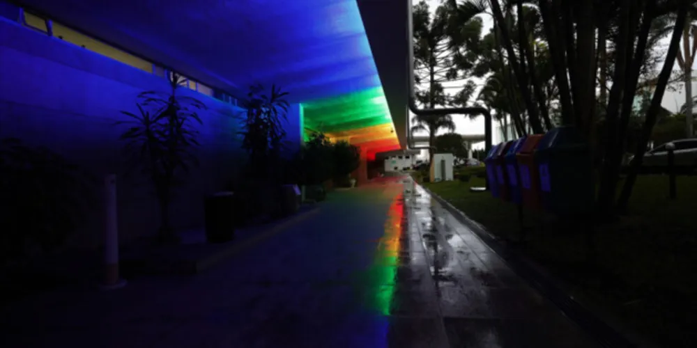 Assembleia ficou nas cores do arco-íris.