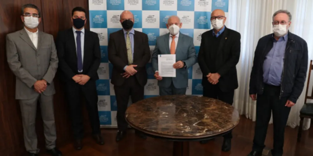 Lideranças da Alep e da UFPR durante a confirmação da parceria para o novo pedágio.