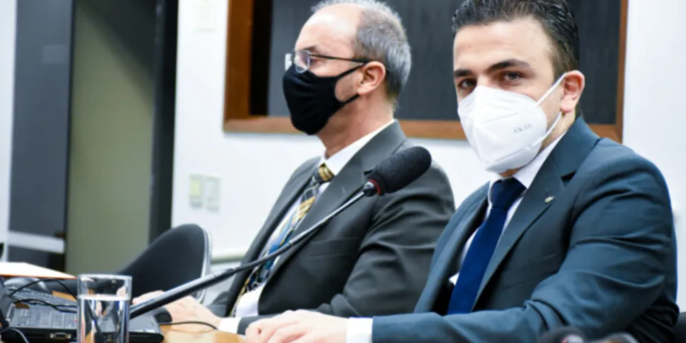 Deputado federal Aliel Machado Bark (PSB) - à direita.