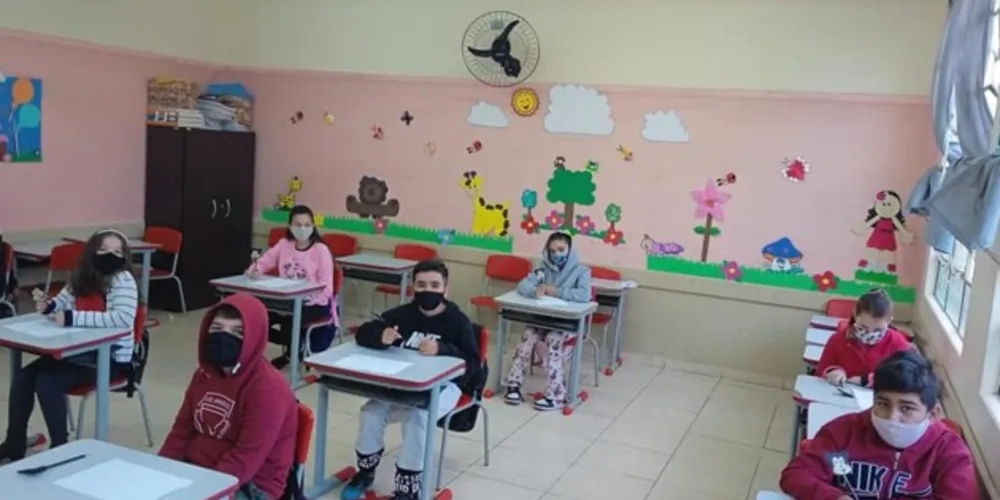 Atividades presenciais na rede municipal de ensino retornaram nesta segunda-feira (9), em formato híbrido