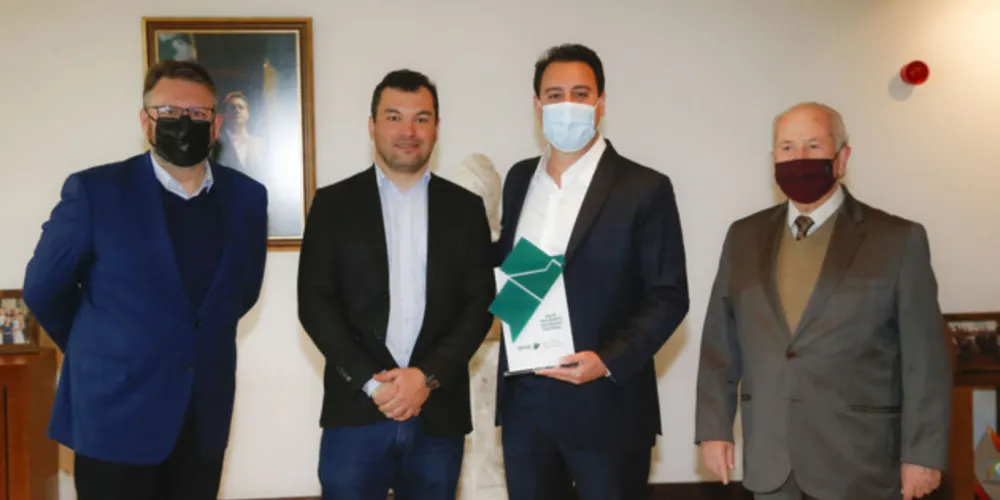 O governador Carlos Massa Ratinho Junior e o vice-governador Darci Piana foram homenageados nesta quarta-feira (11) com troféus simbólicos, como parte das comemorações dos 60 anos do Banco Regional de Desenvolvimento do Extremo Sul (BRDE)