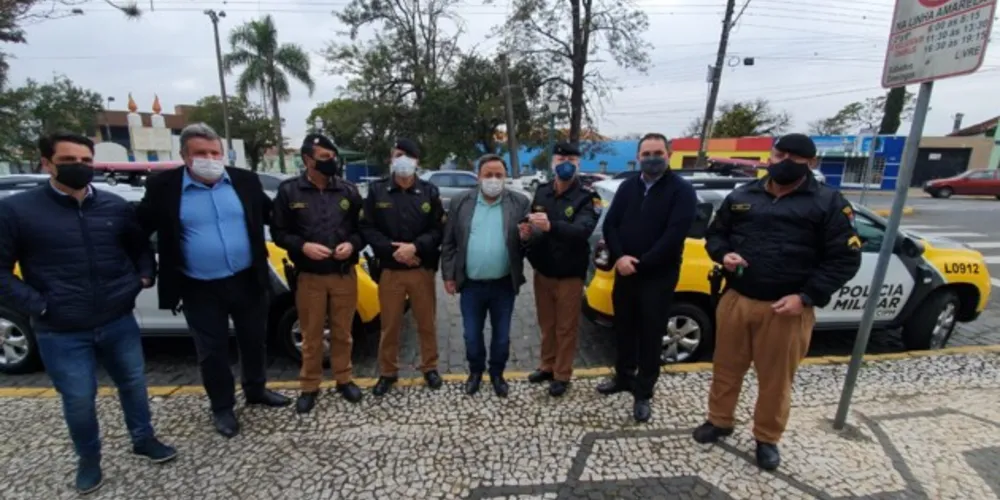 Deputado estadual Hussein Bakri (PSD) e demais lideranças durante entrega das viaturas