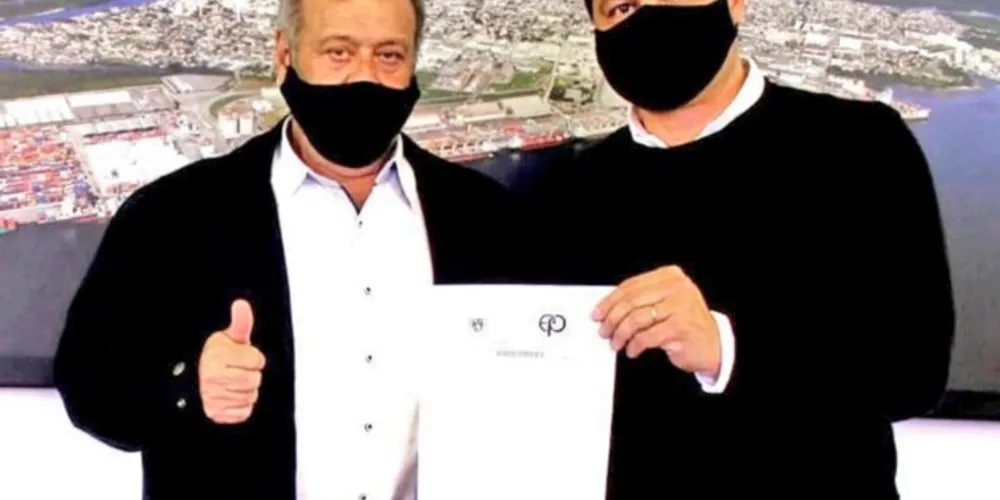 Vereador Balansin (à esquerda) e Sandro Alex (à direita).