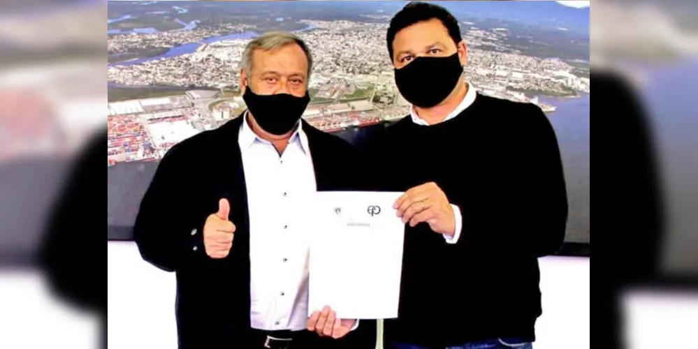 Vereador Balansin (à esquerda) e Sandro Alex (à direita).