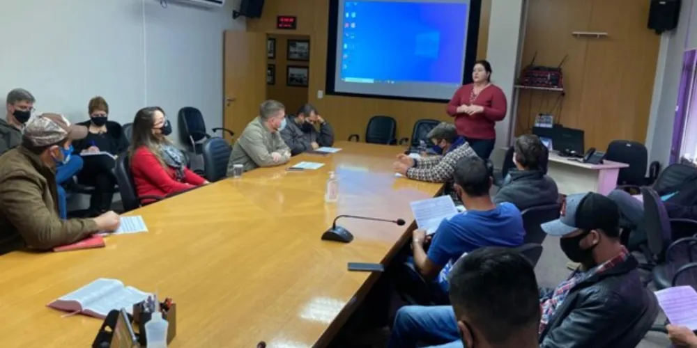Banco do Agricultor é apresentado na Prefeitura para produtores