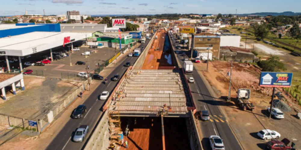 Desde a última semana, as equipes da concessionária iniciaram a colocação das primeiras camadas de pavimento
