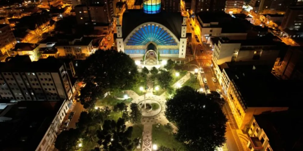 Otto Fabrício, da empresa Otto Drone, contemplou os internautas com uma bela foto noturna da Catedral da Senhora Sant´Ana