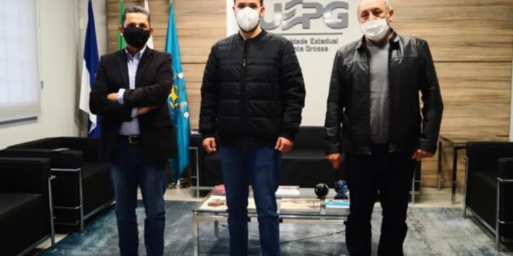 Encontro do vereador (ao centro) com o reitor da UEPG (à esquerda) aconteceu na última sexta-feira (13).