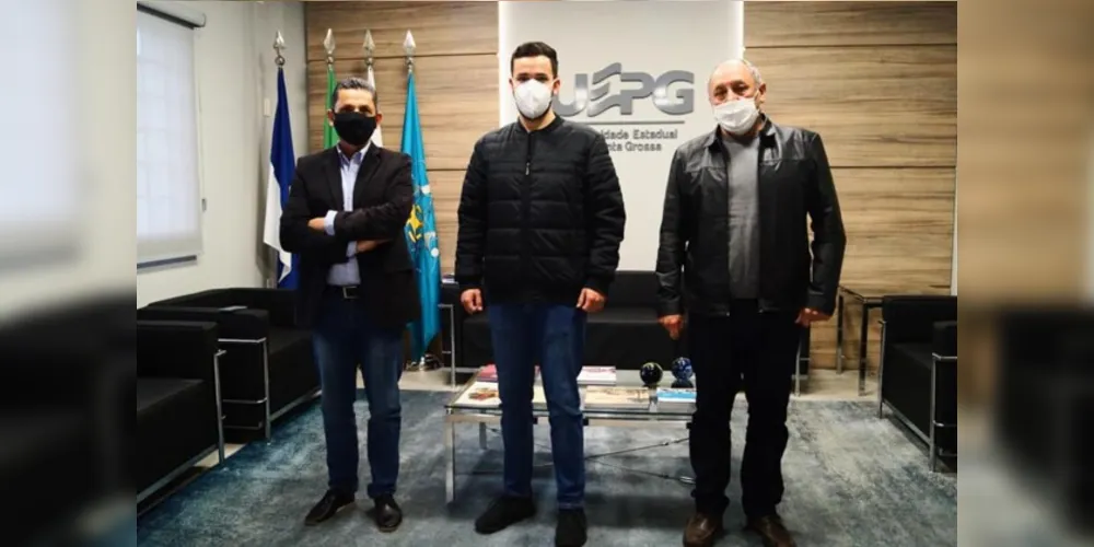 Encontro do vereador (ao centro) com o reitor da UEPG (à esquerda) aconteceu na última sexta-feira (13).
