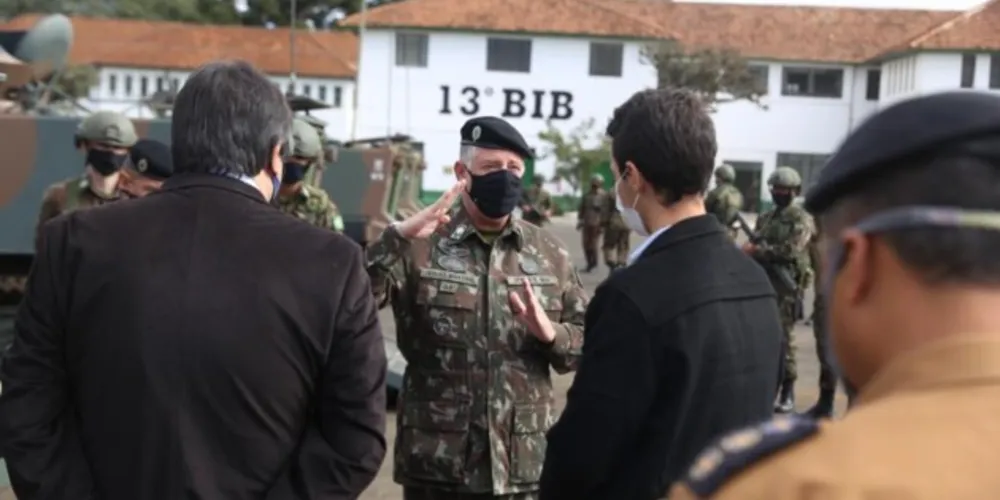 Ao centro, general Sergio Manoel Martins.