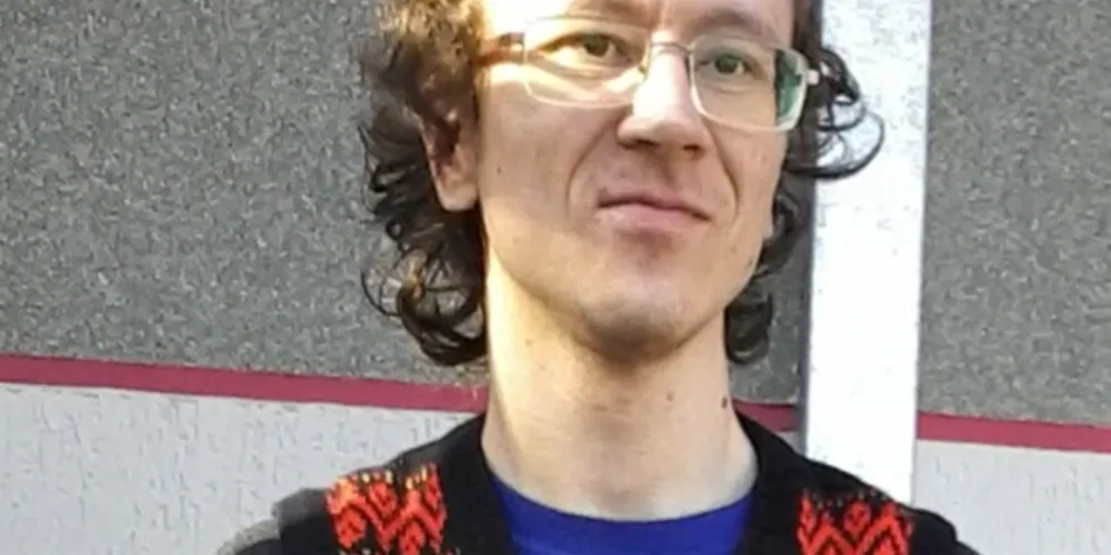 Dalton Paulo Kossoski, auxiliar de bibliotecário e contador de histórias na Biblioteca Municipal de Ponta Grossa, produzido no âmbito do projeto Crônicas dos Campos Gerais da Academia de Letras dos Campos Gerais.