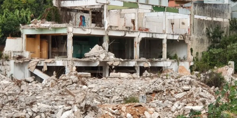Local receberia um complexo comercial, mas as obras não deram continuidade.