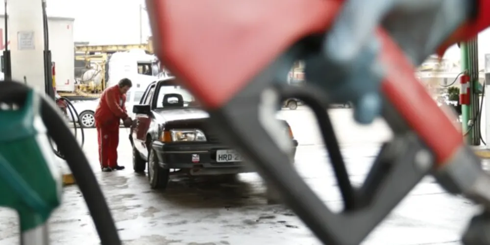 Para comprar um litro de gasolina, etanol e diesel, custava R$ 8,86 em
junho de 2020. Valor passou para R$ 13,83 em junho deste ano