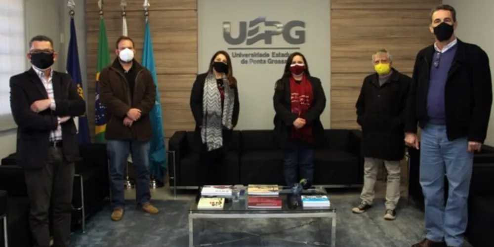 Deputado Enio Verri (PT) e lideranças da universidade de Ponta Grossa.