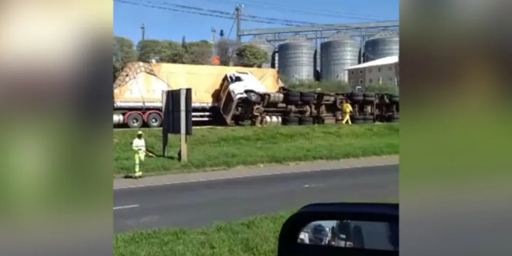 Caminhão tomba na rodovia BR 376