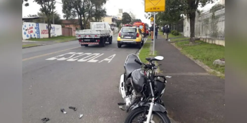 Motocicleta que a moça teria fugido da abordagem policial.