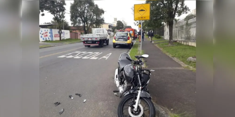 Motocicleta que a moça teria fugido da abordagem policial.