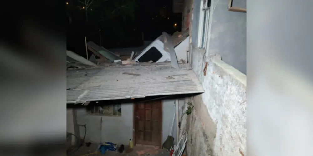 Caminhonete invade residência nesta madrugada na região do Jardim Carvalho