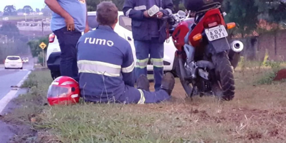 Colisão entre entre um carro e uma motocicleta deixa motoqueiro ferido na manhã desta quinta-feira (03)