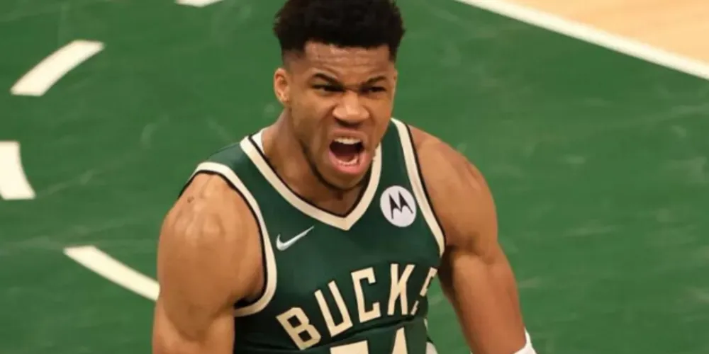 Imagem ilustrativa da imagem NBA: Giannis tem atuação monumental e Bucks vencem