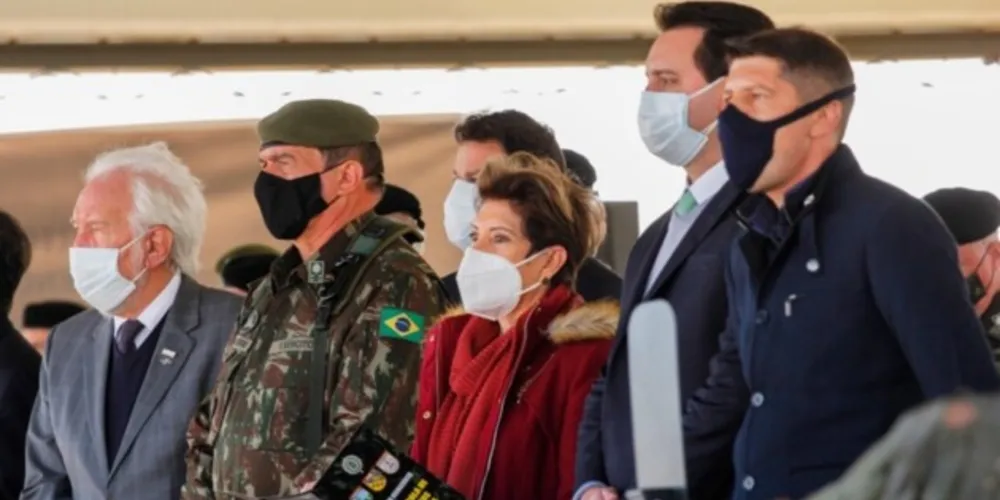 Lideranças de Ponta Grossa, estaduais e do Exército, durante visita ao Município.