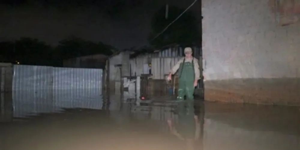 Casa, que fica na Rua República de Salvador, estava alagada