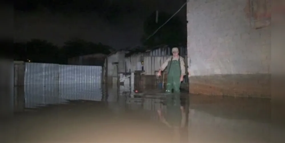 Casa, que fica na Rua República de Salvador, estava alagada