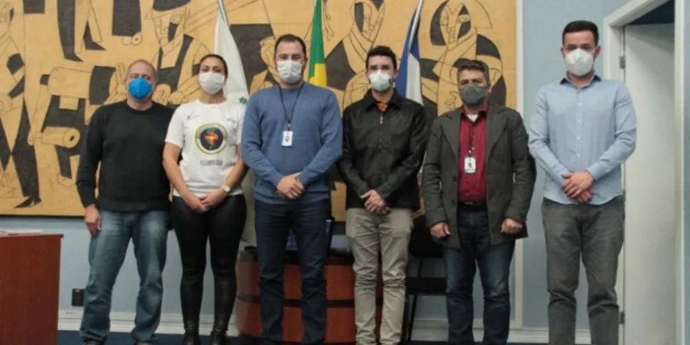 Lideranças da Câmara Municipal e coordenadora do 'Gigantes da Enfermagem' de PG