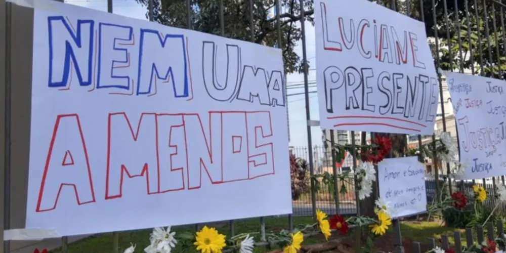 Ato em frente ao Fórum pede justiça pela morte da professora