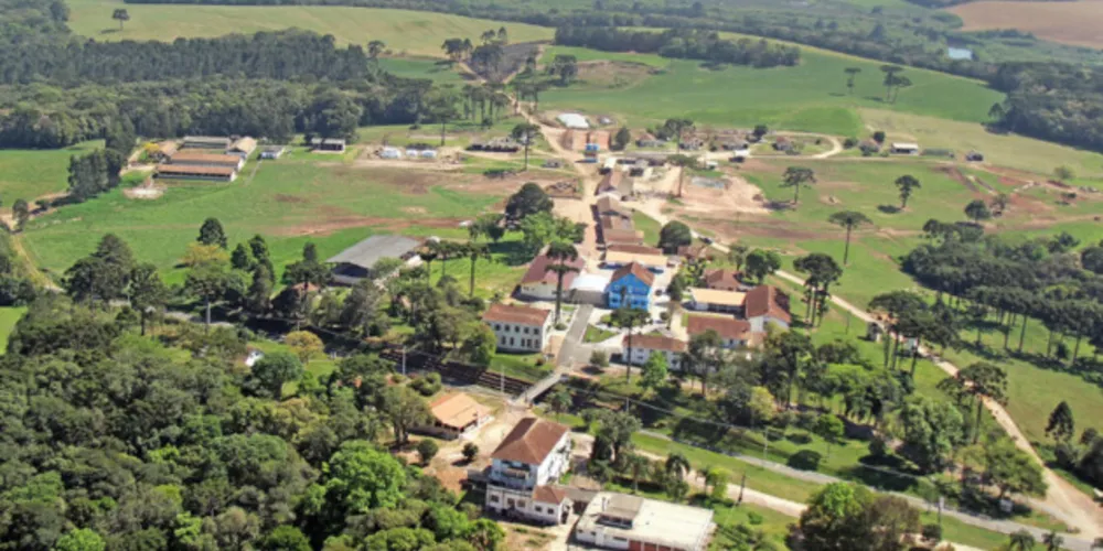 Localizado em Castro, o ICC oferece teoria e prática adequadas e modernas, que visam a formação de profissionais qualificados e competentes para atuar no setor agropecuário.