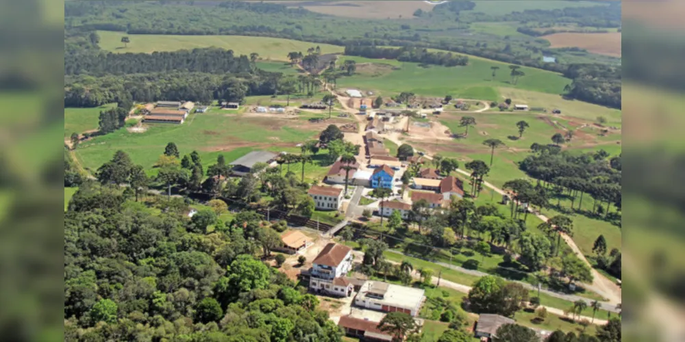 Localizado em Castro, o ICC oferece teoria e prática adequadas e modernas, que visam a formação de profissionais qualificados e competentes para atuar no setor agropecuário.