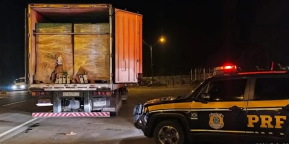 Motorista de caminhão transportava 750 mil maços de cigarros de origem estrangeira acondicionados em paletes simulando uma carga de frango congelado
