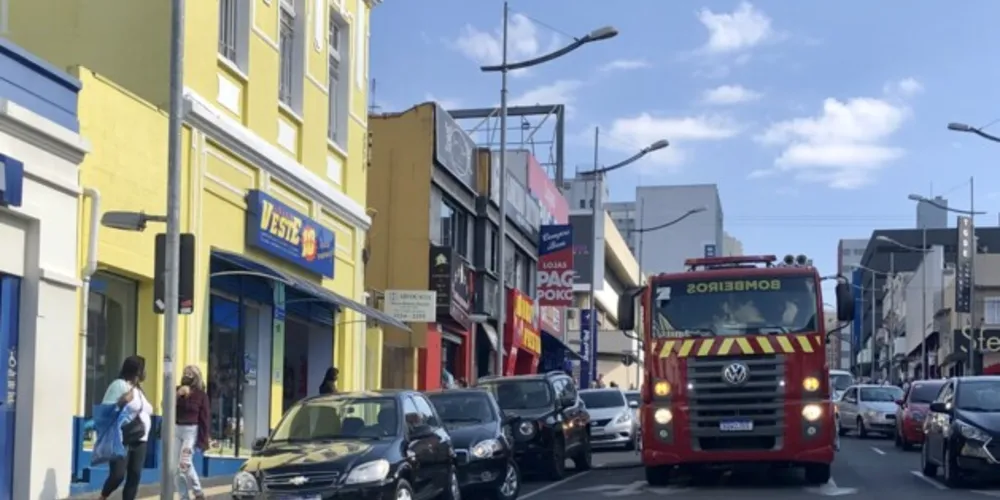 Fogo foi controlado pela equipe dos bombeiros