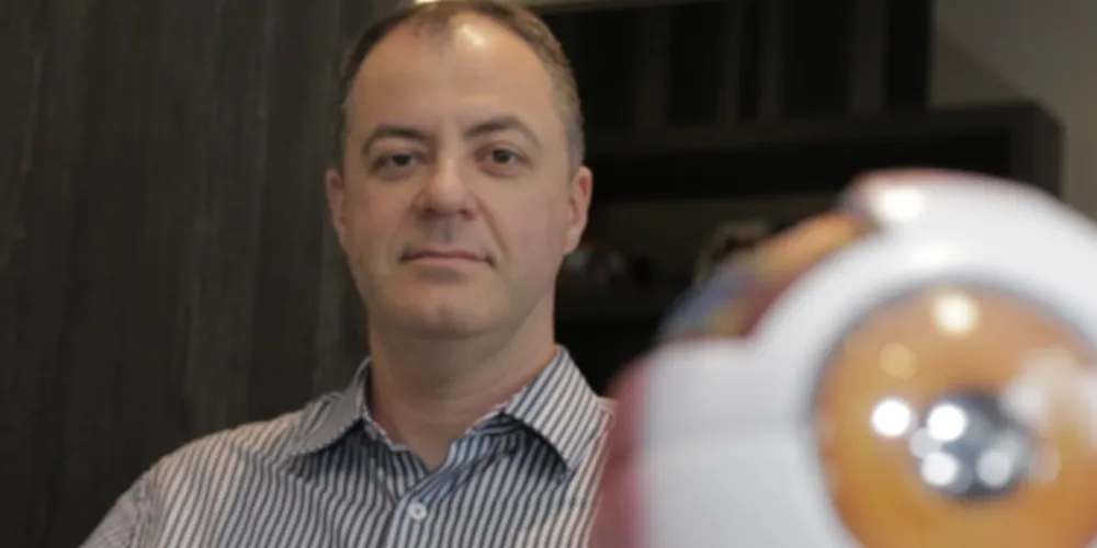 O médico Oftalmologista Alessandro Soares Both é o tipo de pessoa bastante analítica, sua seriedade e senso de observação, auxiliam muito na carreira que tem o alçado a uma das maiores referencias na região na sua área. 