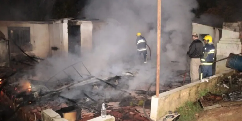 Casa de madeira foi totalmente destruída pelas chamas
