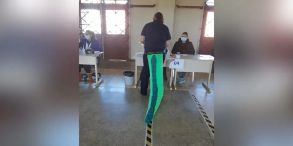 Professora foi fotografada em credenciamento para se vacinar no último fim de semana