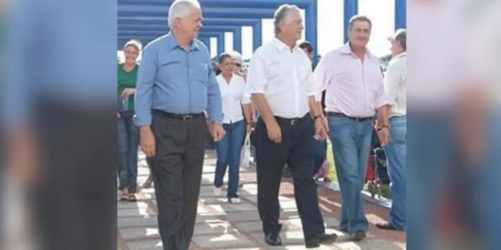 Ex-prefeitos de Ponta Grossa à esquerda e à direita.