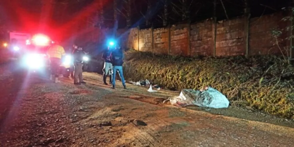 Vítima aparenta ter 25 anos e foi encontrada em uma valeta de rua.