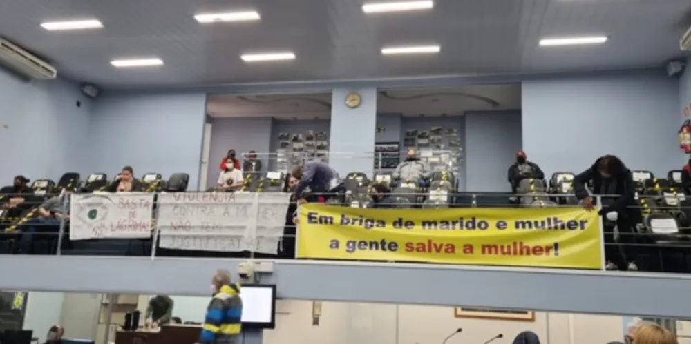 Cartazes foram colocados na Galeria da Câmara Municipal