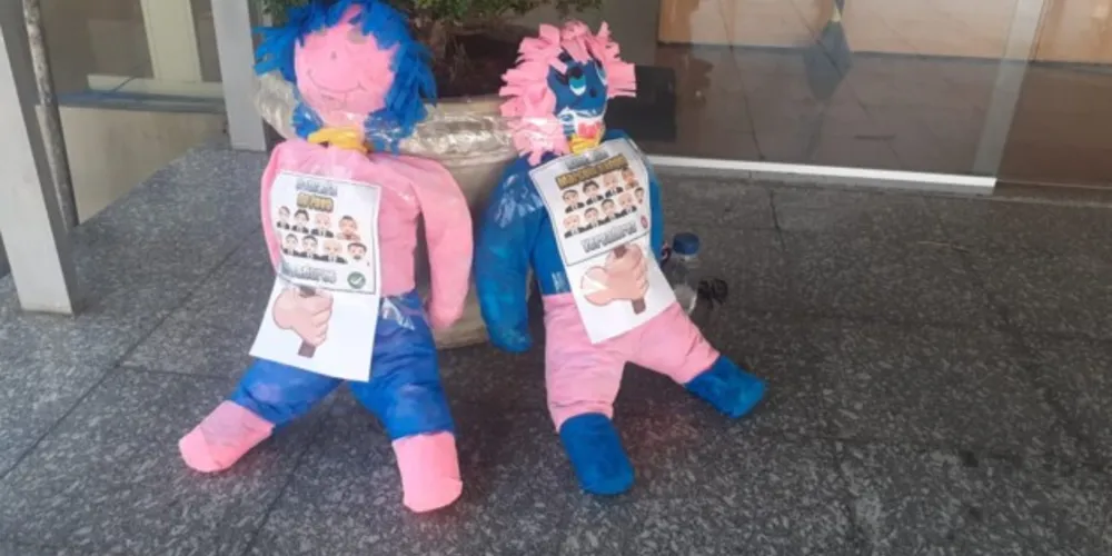 Bonecos lembram da votação de contas de ex-prefeitos da cidade