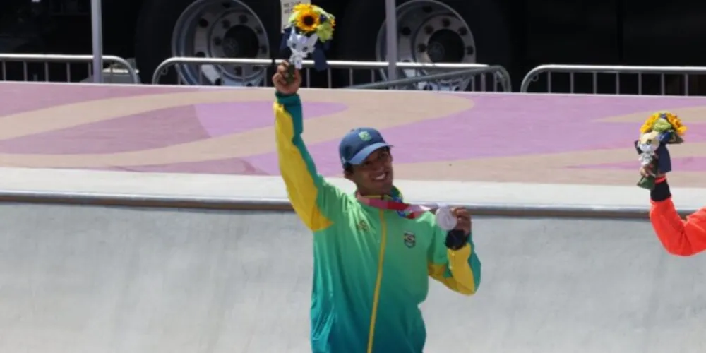 Kelvin Hoefler recebeu a medalha de prata na modalidade de skate.