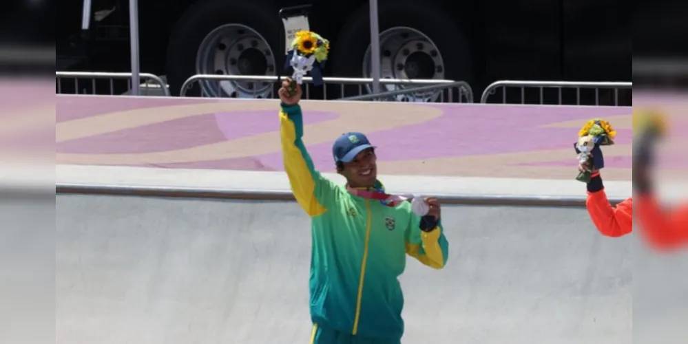 Kelvin Hoefler recebeu a medalha de prata na modalidade de skate.