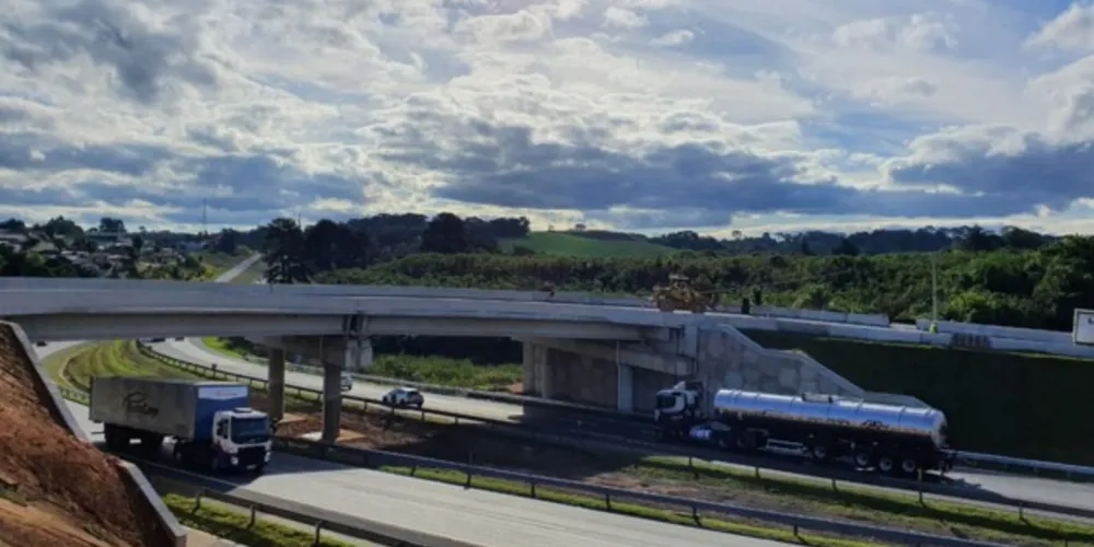 A obra, concluída em menos de um ano, contempla um viaduto do tipo ferradura