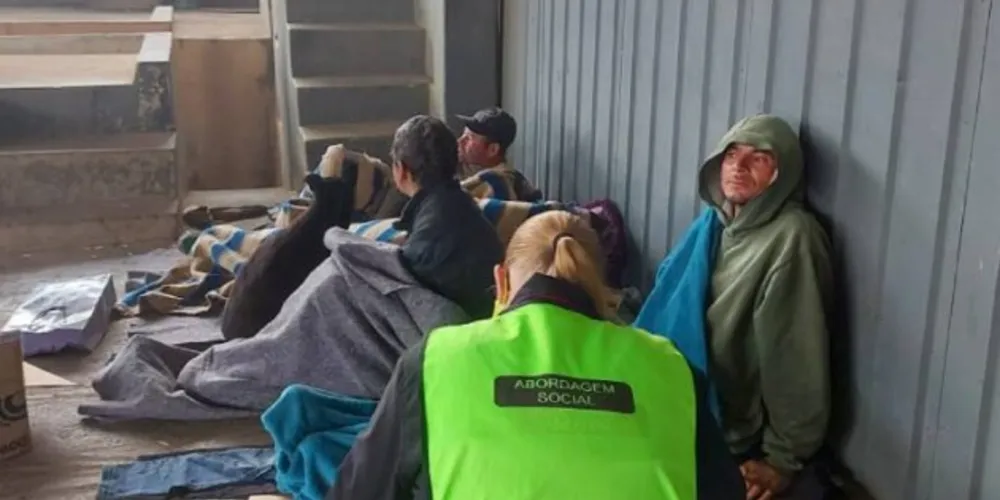Equipes oferecem alimentação, banho e pernoite na Casa de Passagem, localizada no Jardim Arapongas