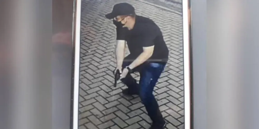 Imagem coletada no local do crime mostra ação que resultou na morte de um rapaz de 27 anos, na tarde desta segunda-feira (16)