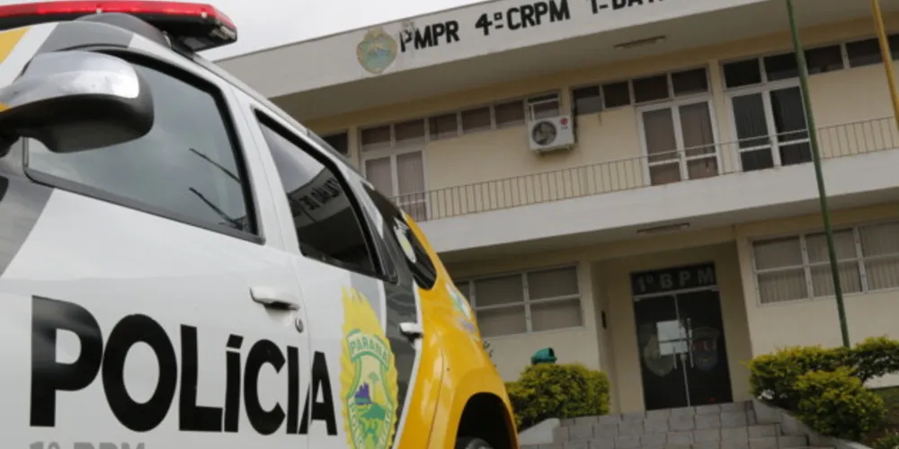 Policiais flagraram o trio carregando material furtado